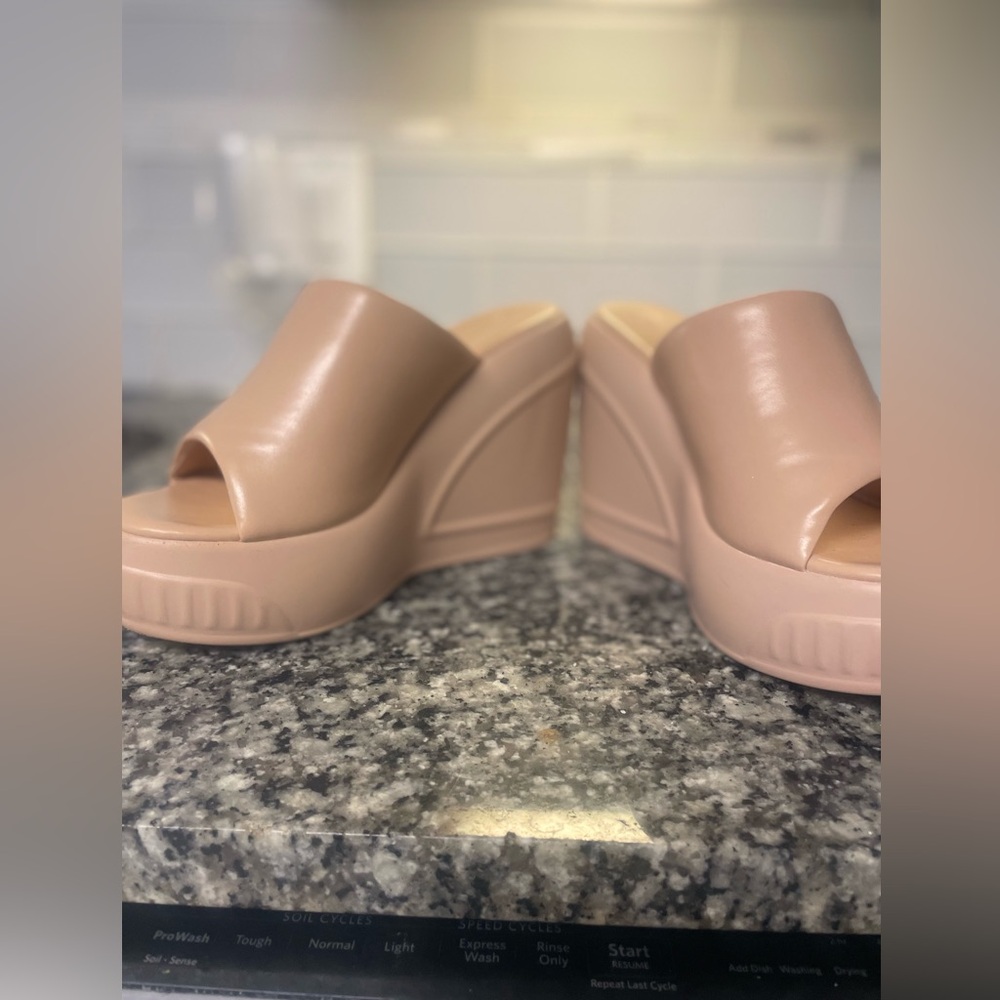 Like new, feather light, nude platform wedges - Picture 8 of 9